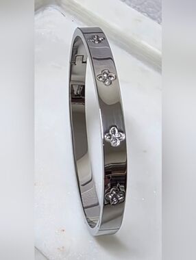 BERCK 18k Gold Plate Stainless Steel Clover Bangle Hinge Bracelet NWOT